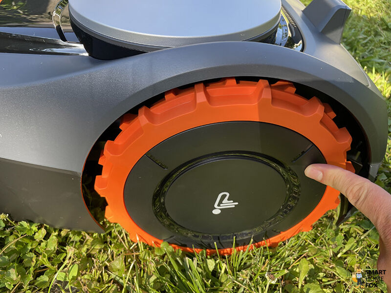 Die hinteren Antriebsräder der Segway Navimow iSeries werden im Test in der Nahaufnahme gezeigt und der Mähroboter schafft damit Steigungen bis zu 30%